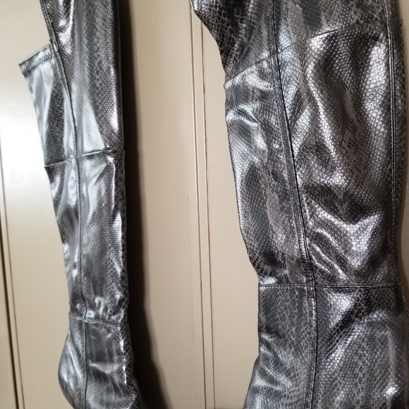 Is it Python sleekly snake boots - Picture 3 of 8